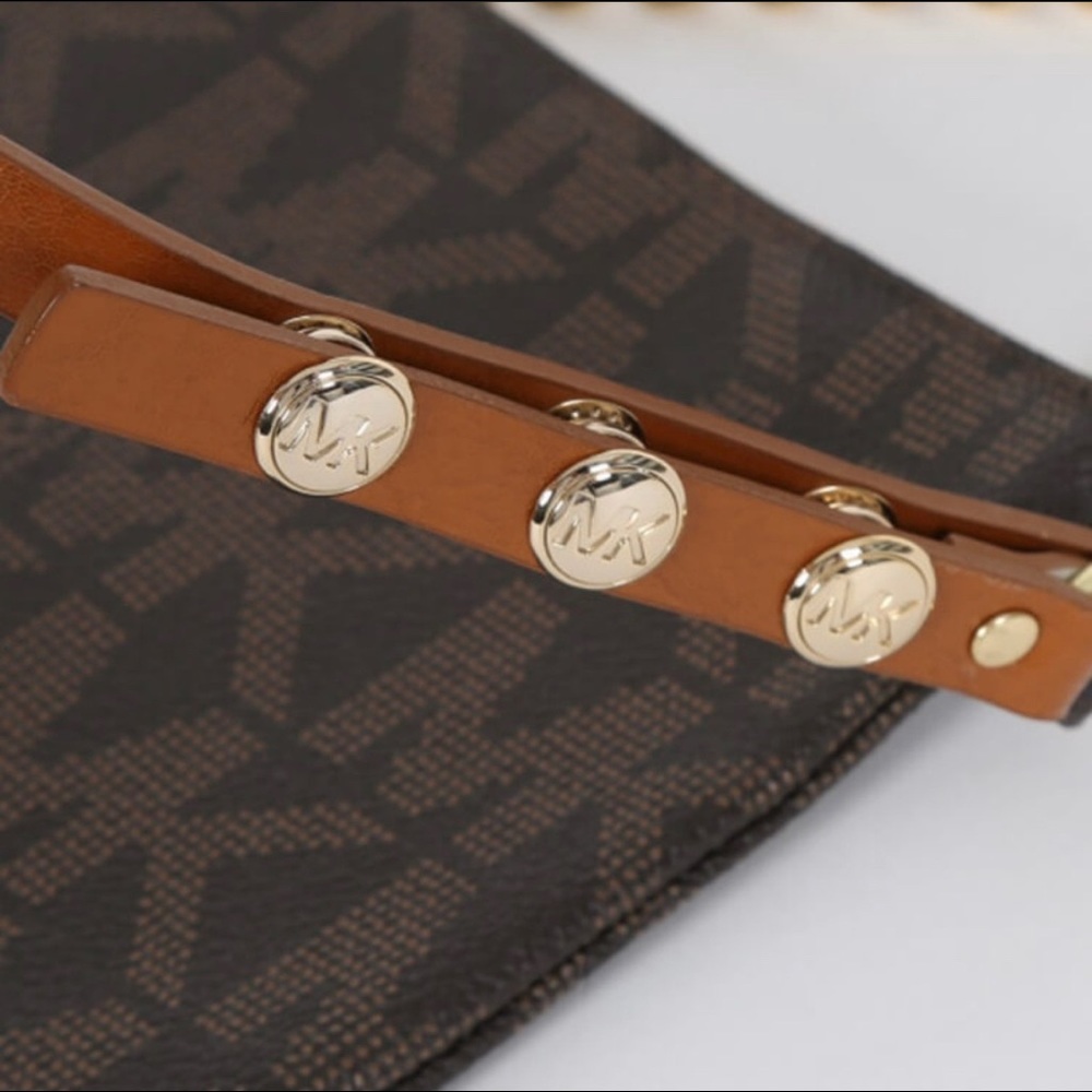 Micheal Kors Fanny Pack Belt... NWOT/ Medium size - Picture 3 of 7